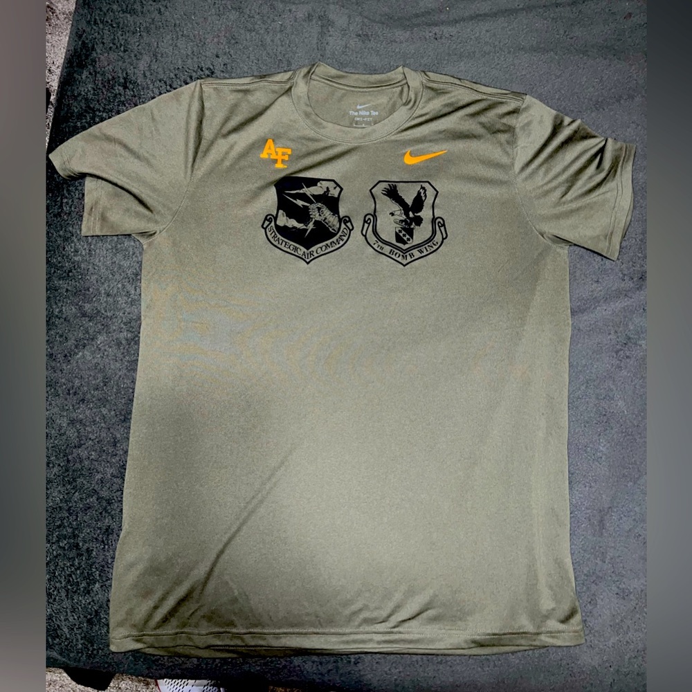 Olive green and orange Nike Air Force, dry fit large men’s T-shirt